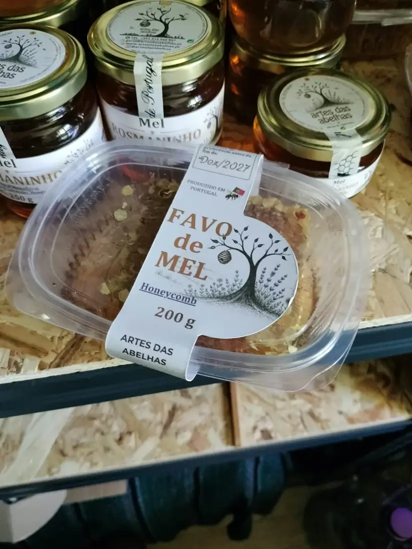Favo de mel na embalagem transparente da Artes das Abelhas