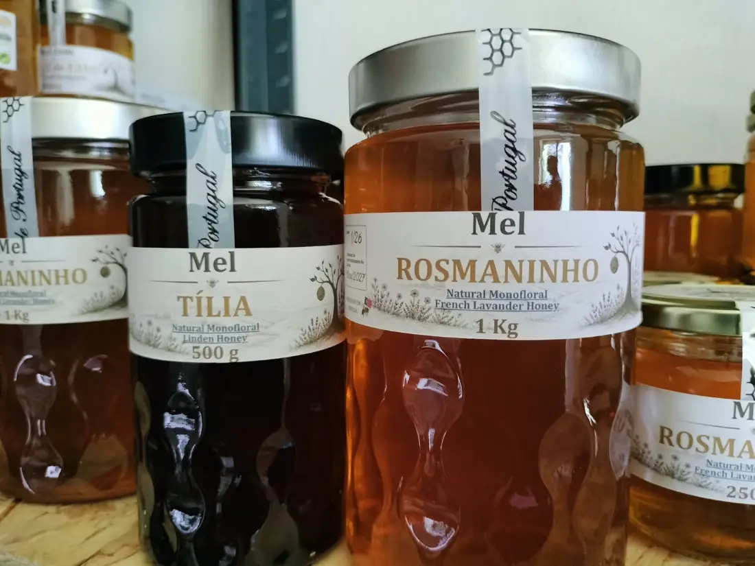 Frascos de mel de tília e rosmaninho com os rótulos Artes das Abelhas